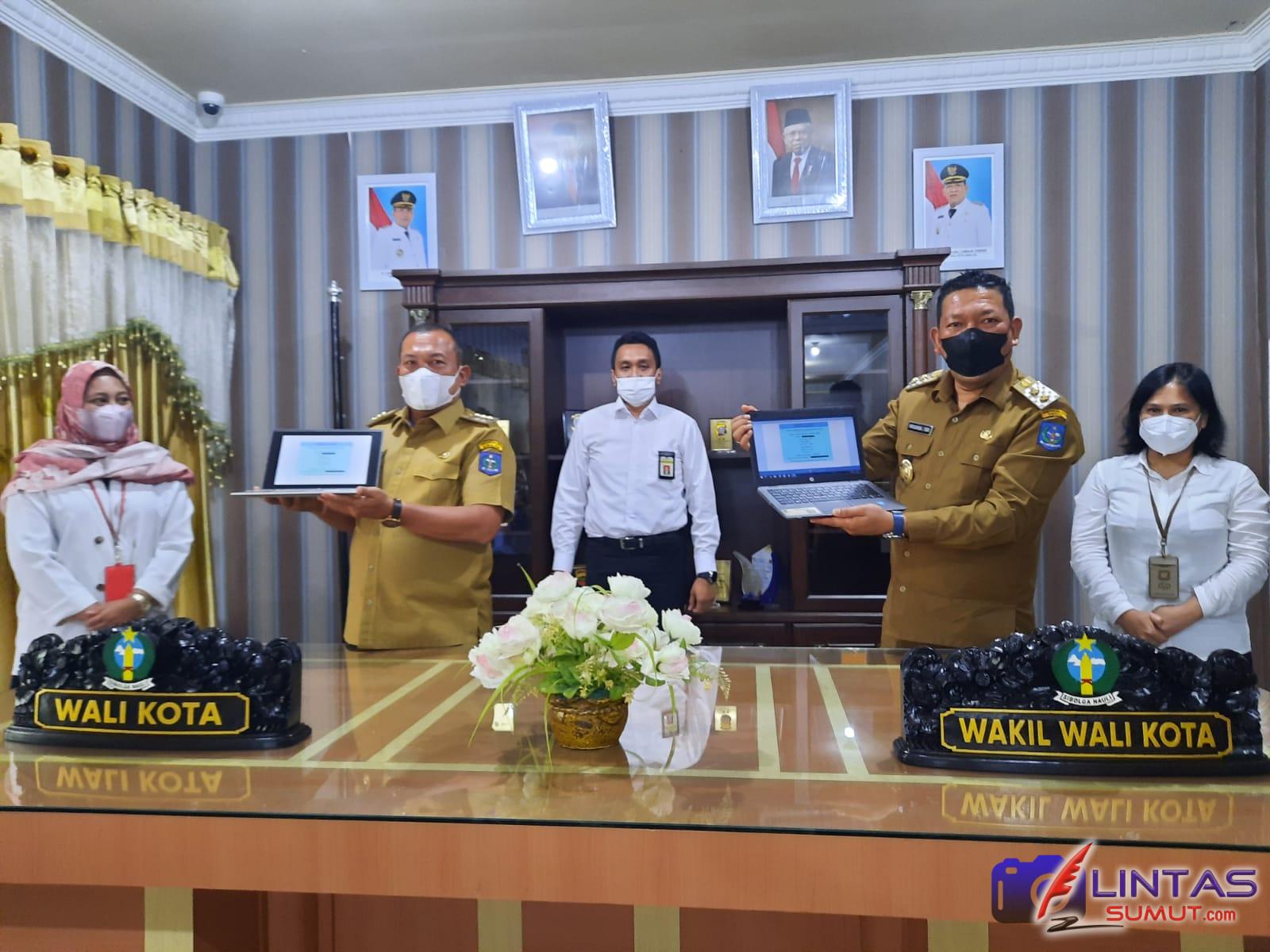 WaliKota Sibolga Jamaluddin Pohan Bersama Wakil walikota Sibolga saat menunjukkan bukti laporan SPT Tahunan