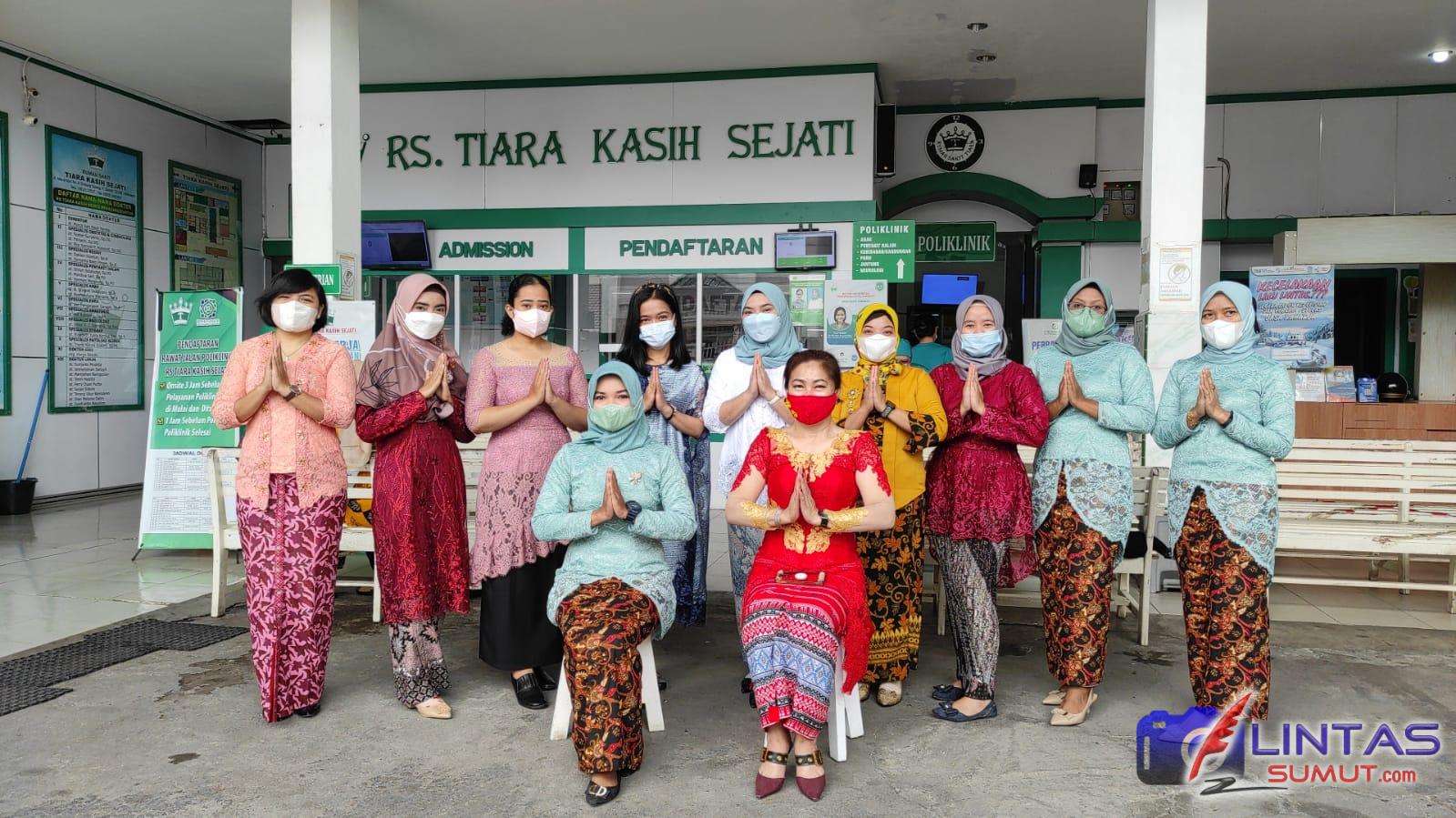 Sambut Hari Kartini Pegawai RSU Tiara Kasih Sejati Kenakan Kebaya