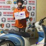 Tersangka-KSM-bersama-barang-bukti-sepeda-motor-honda-scoopy