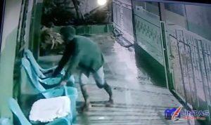 tangkapan-aksi-pria-tertangkap-cctv-maling-kursi-di-rumah-kakak-uas-istimewa_169